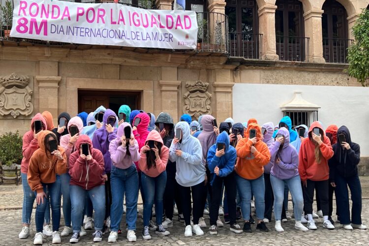 Ronda celebra el Día de la Mujer con la lectura de un manifiesto y con la actuación de alumnas del Pérez de Guzmán