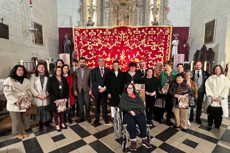 La Hermandad del Santo Entierro bendice el nuevo manto que lucirá la Virgen de Loreto el Domingo de Resurrección