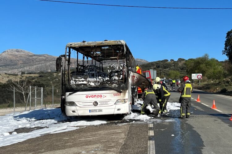 Un autobús resulta calcinado tras arder junto al Hospital de la Serranía