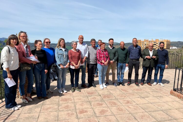 Alcaldes de la Serranía y colectivos naturalistas muestran su rechazo a la instalación de parques fotovoltaicos