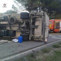 Un hombre resulta herido tras volcar el camión que conducía en la carretera Ronda-Arriate