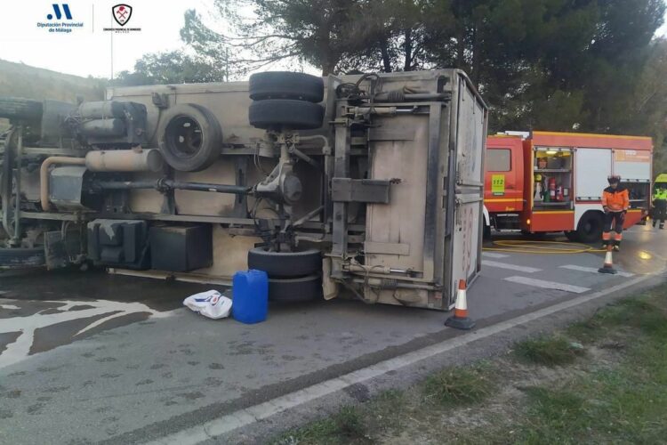 Un hombre resulta herido tras volcar el camión que conducía en la carretera Ronda-Arriate