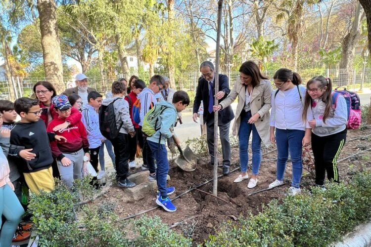 Los miembros de la Asociación Hispánica de Yokohama regresan a Ronda 30 años después para plantar más cerezos japoneses