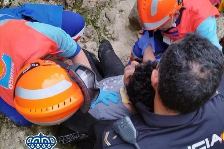 Rescatan a un menor que cayó en una zona de pozas en el fondo del Tajo
