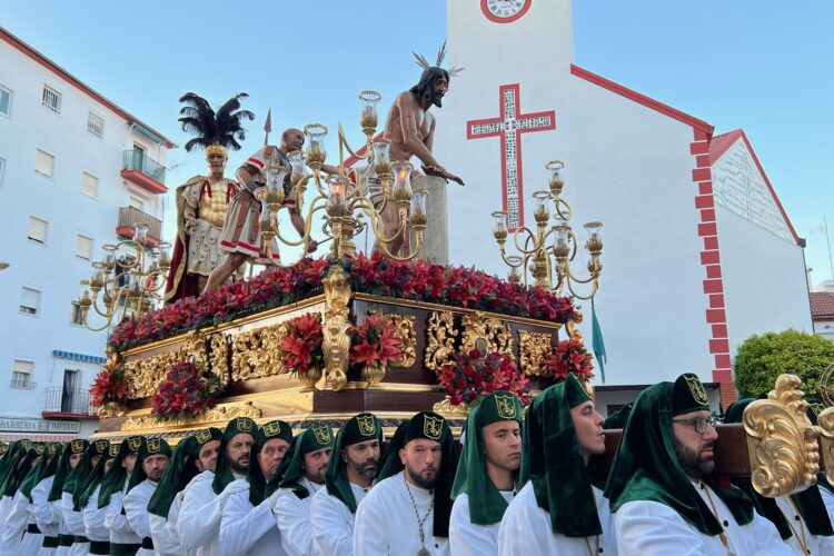 Ronda vive su Pasión en San Cristóbal con la estación de penitencia de La Columna