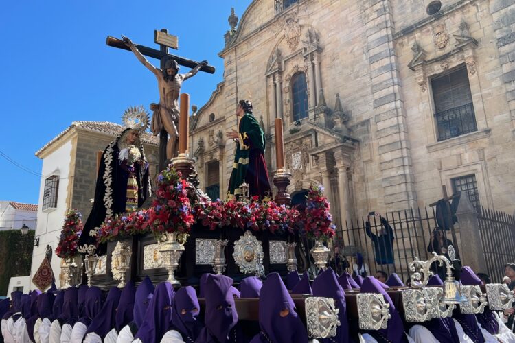 Las Angustias recorre Ronda en una mañana soleada del Viernes Santo