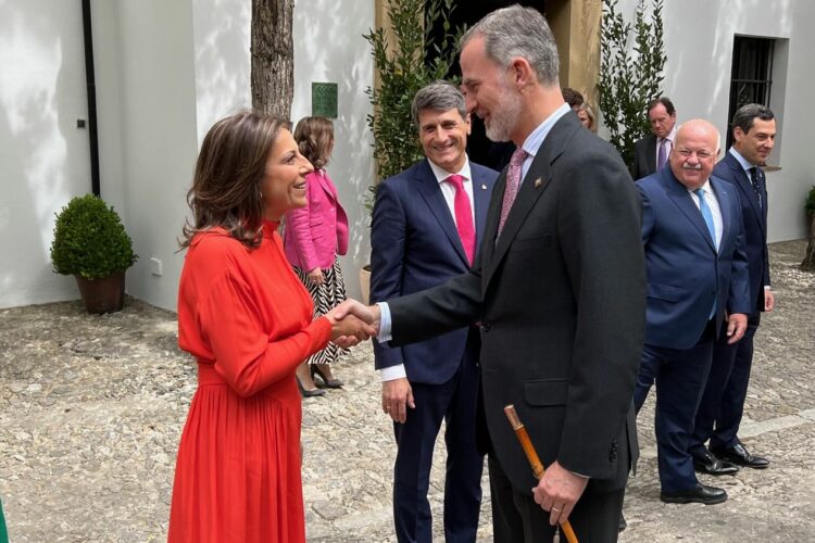 Cientos de rondeños reciben con vítores y aplausos a Felipe VI