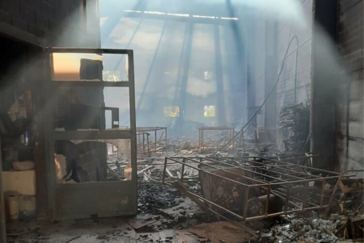 Un incendio calcina una nave de maderas en el polígono industrial de Gaucín