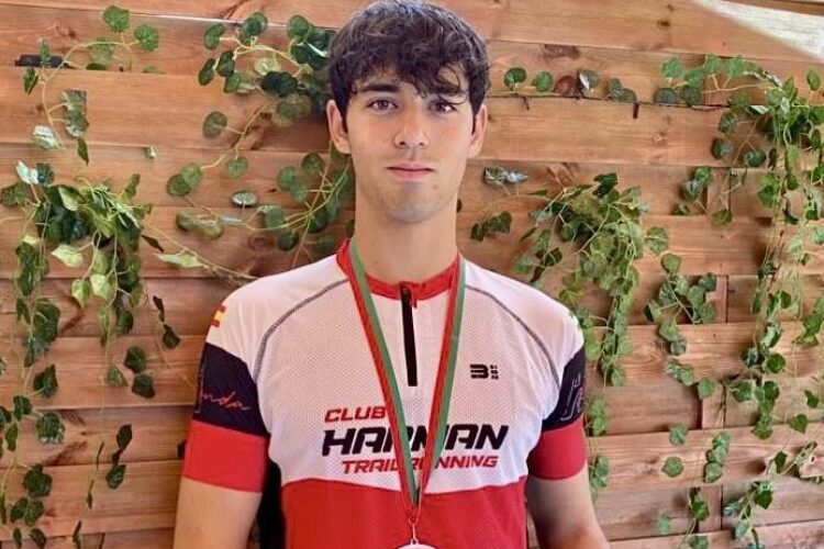 El joven corredor del Harman Marco López entró segundo en la modalidad Sub-20 en la media maratón de Granada