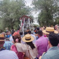 Los rocieros rondeños entran en la aldea de la Blanca Paloma y realizan la presentación del Simpecado en la ermita almonteña