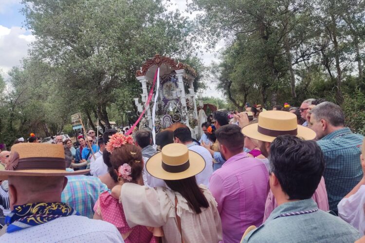 Los rocieros rondeños entran en la aldea de la Blanca Paloma y realizan la presentación del Simpecado en la ermita almonteña