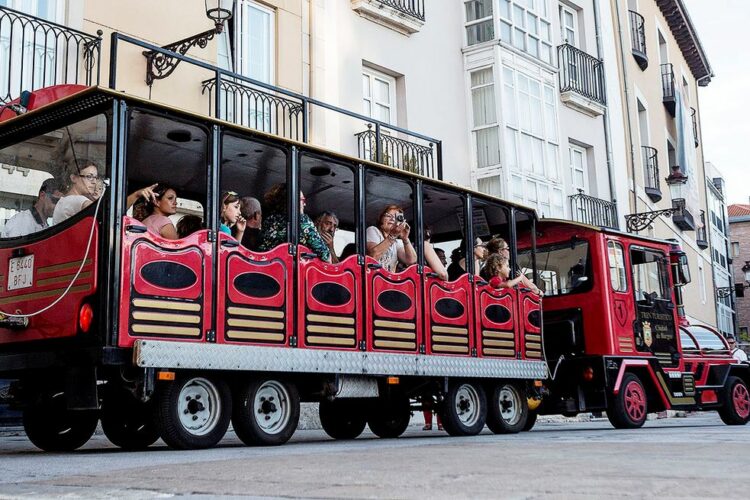 Habilitan un trenecito gratuito para conectar el centro con San Francisco durante Ronda Romántica