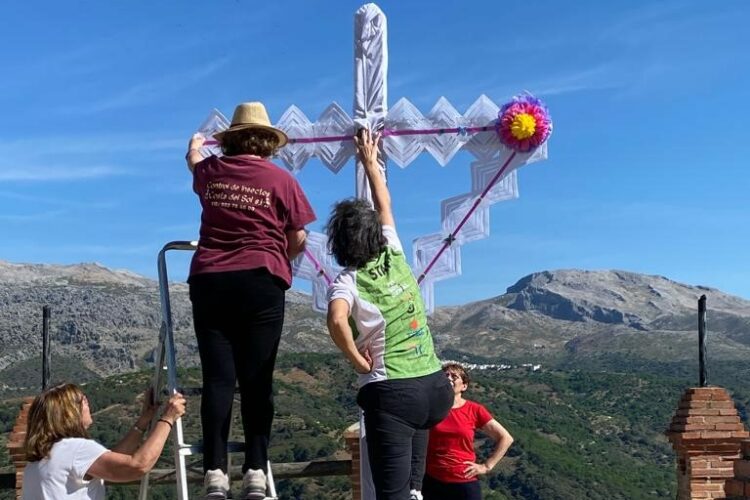 Los vecinos de Pujerra volvieron a ‘vestir’ la Cruz