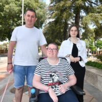 Vecinos de Jubrique se movilizan para mejorar la calidad de vida de una paisana con problemas de movilidad