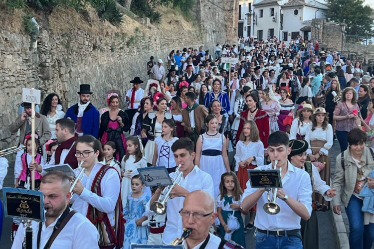 Ronda Romántica arranca por todo lo alto con un alegre y colorido pasacalles