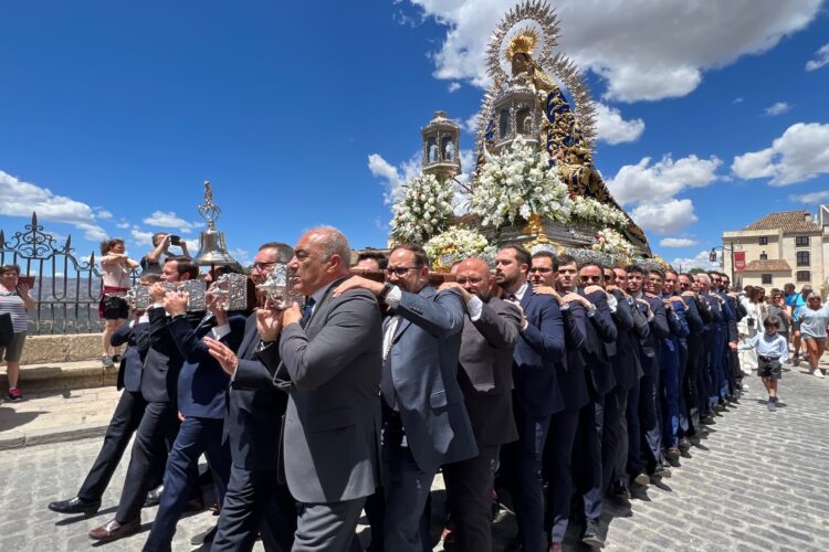 Día luminoso para acompañar a la Virgen de la Paz durante su procesión por Ronda