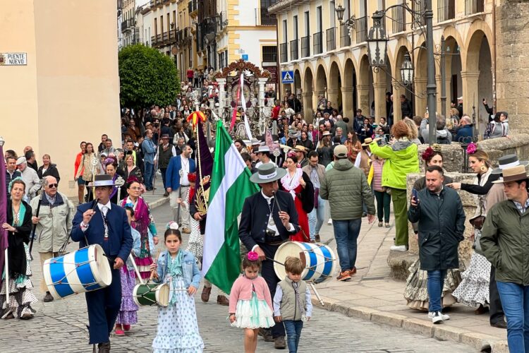 Unos 200 romeros rondeños inician el camino hacia la aldea del Rocío