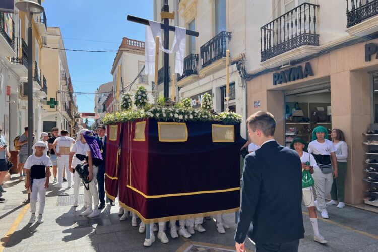 Una treintena de tronos y pasos de costaleros participan en la tradicional concentración de Cruces de Mayo