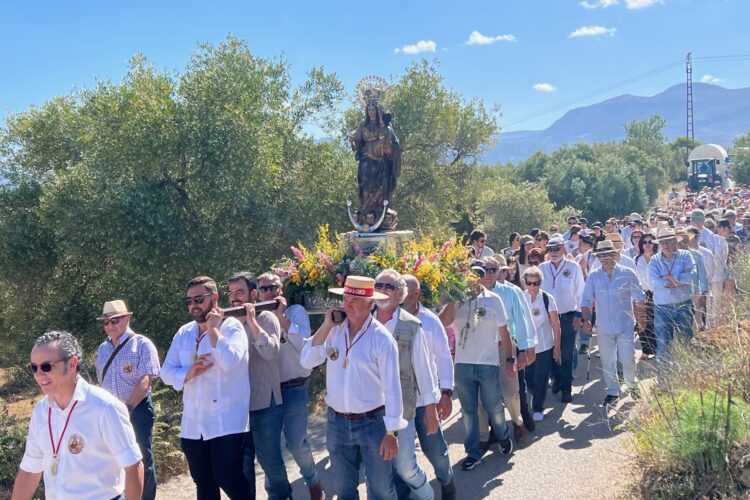 Cientos de romeros acompañan a la Virgen de la Cabeza a su ermita en un día luminoso