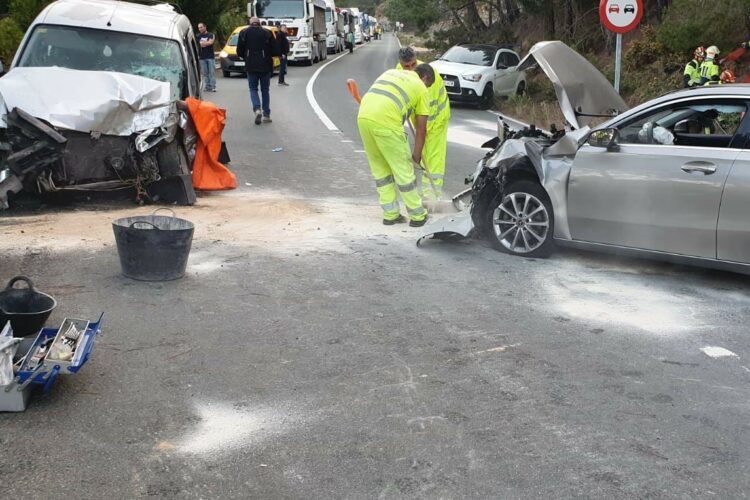 Un accidente en la carretera A-397 Ronda-San Pedro se salda con cuatro personas heridas