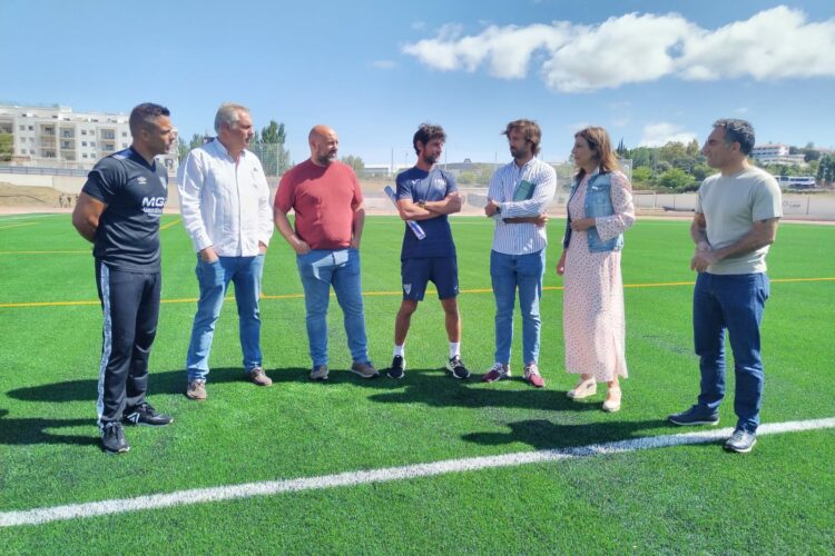 El campo de fútbol de Ronda ya cuenta con el nuevo césped