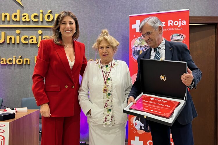 María Josefa Tejada ‘Popi’ recibe uno de los galardones provinciales de la Cruz Roja