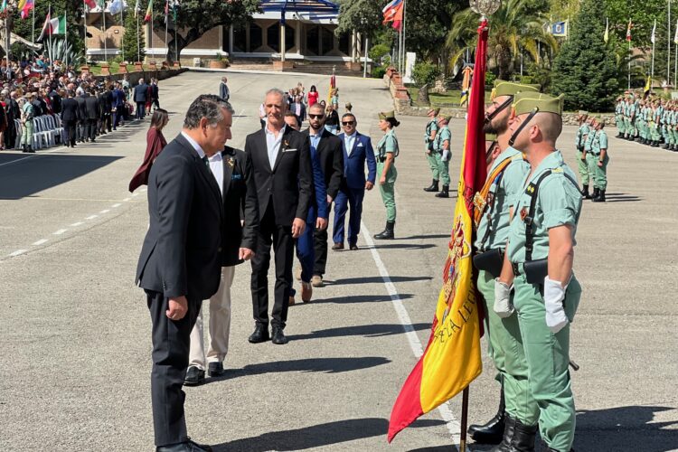 Multitudinaria jura de bandera de personal civil en el campamento de la Legión de Ronda