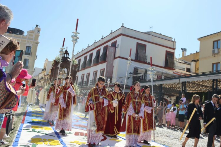 Día luminoso en Ronda para acompañar al Corpus Christi