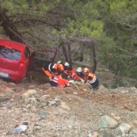 Rescatan a una persona al quedar atrapada con su coche en un árbol tras precipitarse por la carretera Ronda-San Pedro de Alcántara
