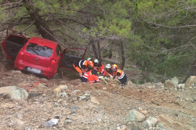 Rescatan a una persona al quedar atrapada con su coche en un árbol tras precipitarse por la carretera Ronda-San Pedro de Alcántara