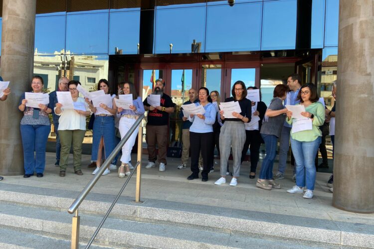 Funcionarios de Justicia se manifiestan a las puertas de los juzgados de Ronda para reclamar al Gobierno central mejoras laborales