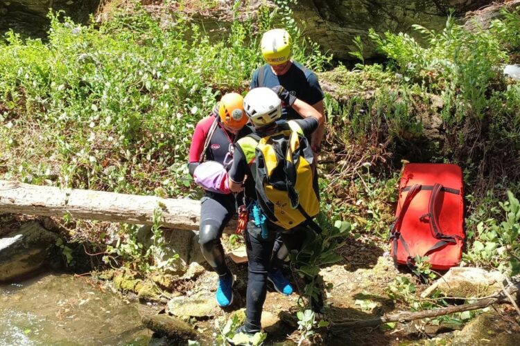Guardia Civil de Intervención en Montaña y bomberos rescatan a un barranquista accidentado en Júzcar