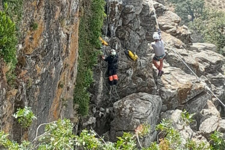 Bomberos y Guardia Civil rescatan a dos jóvenes que quedaron atrapados en la tirolina de El Hacho, en Gaucín