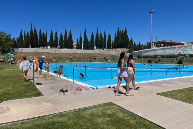 Cerca de 4.000 rondeños han buscado refugio en la piscina municipal ‘Manolo López’ durante la ola de calor de esta semana
