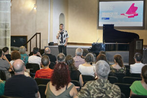 Javier Ojeda en el curso de música.