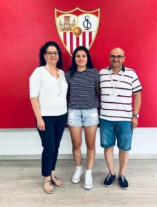 La futbolista con sus padres en el estado del Sevilla.