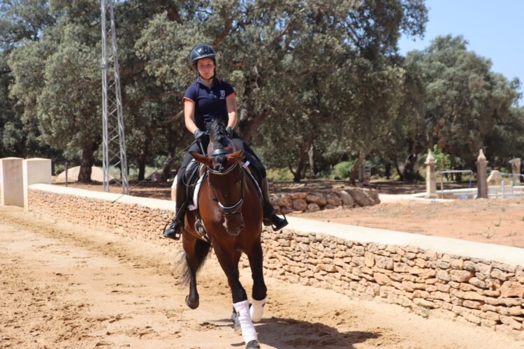 La joven amazona rondeña Laura Gutiérrez se proclama campeona de Andalucía de Doma Clásica con Ponis