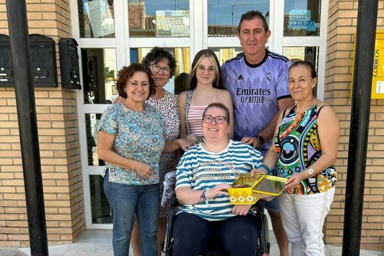 Todo el pueblo de Faraján se vuelca para ayudar a Carmen Gloria Ríos, una vecina de Jubrique con problemas de movilidad