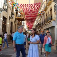 A poco más de diez días de la Feria de Pedro Romero comienza la instalación de los tradicionales farolillos en el centro