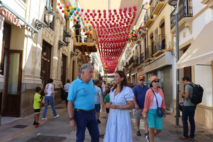 A poco más de diez días de la Feria de Pedro Romero comienza la instalación de los tradicionales farolillos en el centro