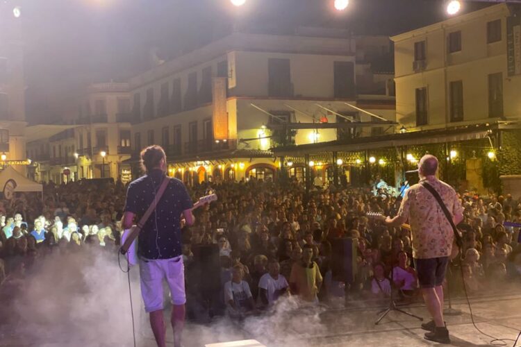 Los Electroduendes hicieron vibrar a un público entregado a la música de los años 80