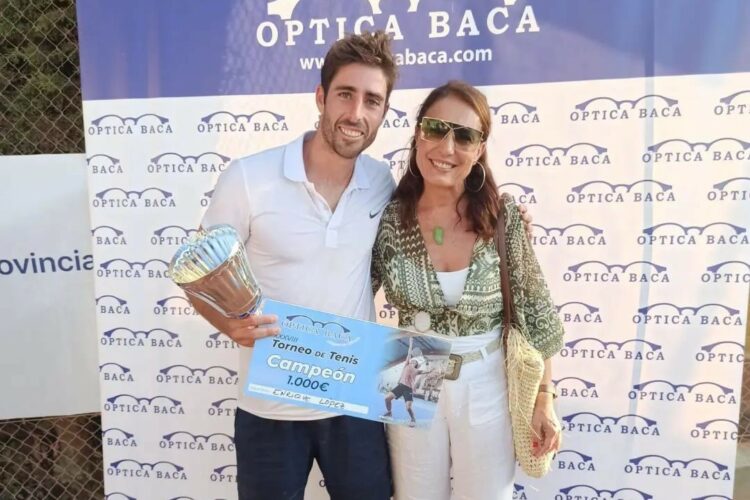 Enrique López vuelve a proclamarse vencedor del Torneo de Tenis Óptica Baca