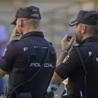 Detienen a dos jóvenes por tirar al suelo a una mujer de 80 para robarle el bolso