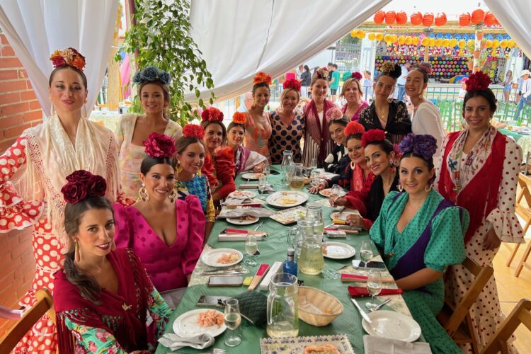 Mujeres de flamenca, muchos caballos y casetas llenas en el Real en este miércoles de Feria