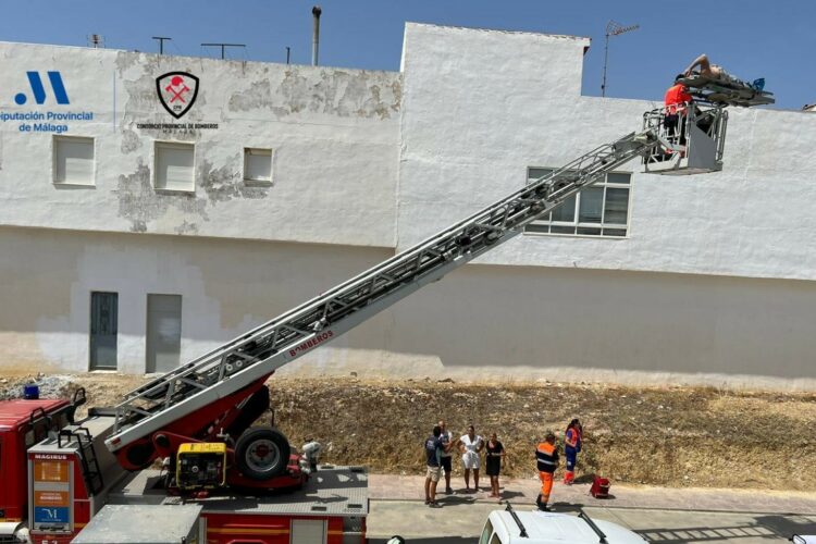 Los bomberos rescatan a un trabajador herido en una obra de Ronda