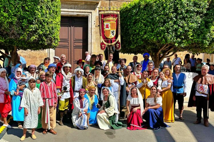 Benalauría lleva su colorido al encuentro andaluz de la fiesta de Moros y Cristianos