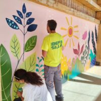 Restauran los murales artísticos de la plaza Miguel Ángel Blanco tras sufrir actos vandálicos