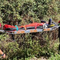 Los bomberos rescatan a una de las participantes en el Campeonato de España de Barranquismo tras fracturarse una pierna