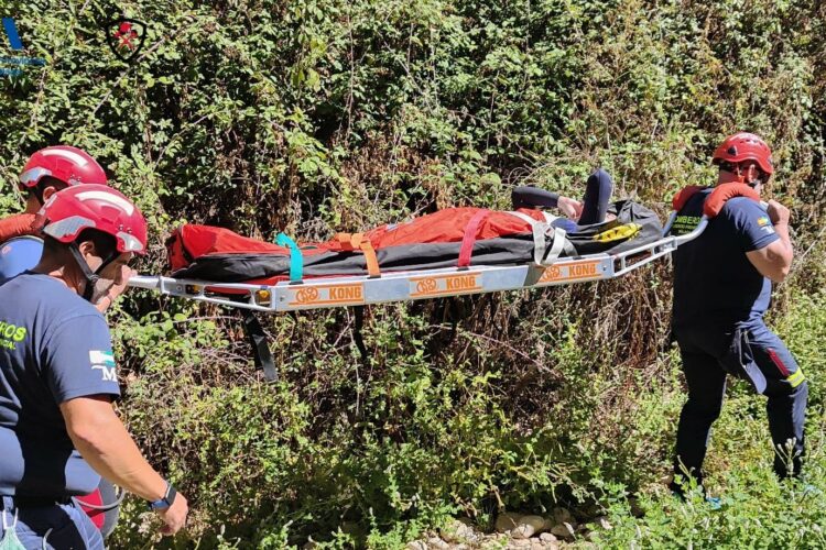 Los bomberos rescatan a una de las participantes en el Campeonato de España de Barranquismo tras fracturarse una pierna
