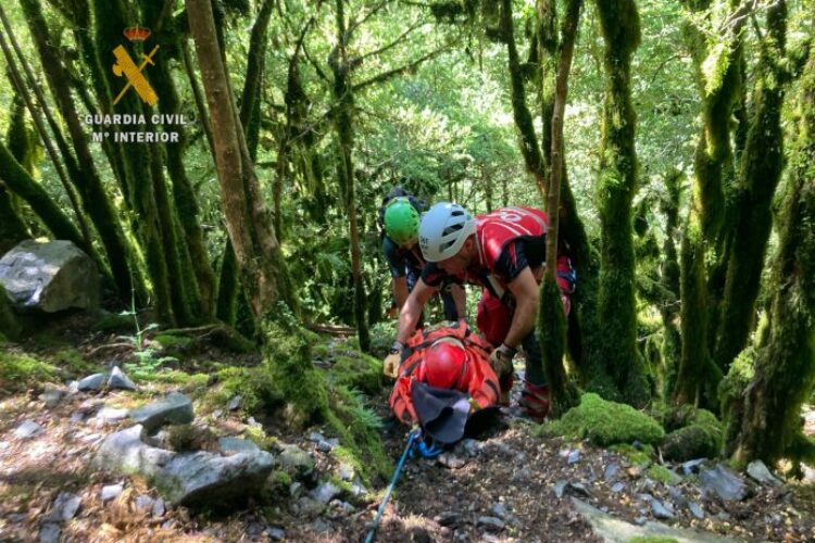 Rescatan a un senderista herido en la cabeza tras caer en una ruta fluvial de Jubrique